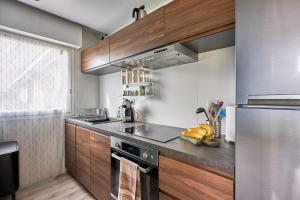 uma cozinha com fogão forno superior ao lado de um frigorífico em Overlord - Appt 300m plage em Courseulles-sur-Mer