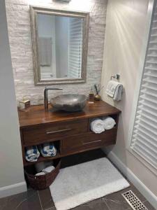 een badkamer met een wastafel en een spiegel bij 33 in Deseronto