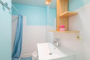 ein Bad mit einem Waschbecken und einer Dusche in der Unterkunft Seabird - Belle maison pour 8 in Camoël