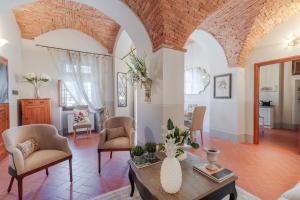 A seating area at Villa Chianti, your Secret 4 Bedrooms Retreat with View over the Vineyards in Marcialla
