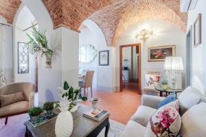 A seating area at Villa Chianti, your Secret 4 Bedrooms Retreat with View over the Vineyards in Marcialla