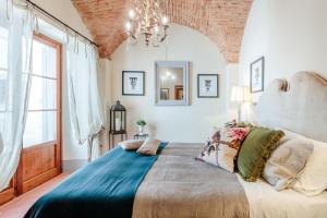 A bed or beds in a room at Villa Chianti, your Secret 4 Bedrooms Retreat with View over the Vineyards in Marcialla