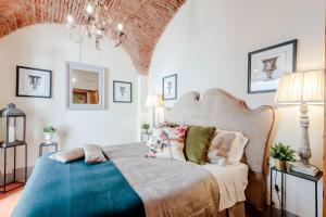 A bed or beds in a room at Villa Chianti, your Secret 4 Bedrooms Retreat with View over the Vineyards in Marcialla