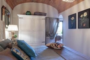 A bed or beds in a room at Villa Chianti, your Secret 4 Bedrooms Retreat with View over the Vineyards in Marcialla