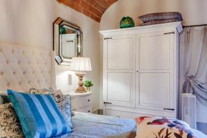 A bed or beds in a room at Villa Chianti, your Secret 4 Bedrooms Retreat with View over the Vineyards in Marcialla