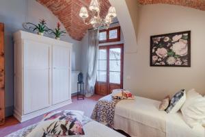 A bed or beds in a room at Villa Chianti, your Secret 4 Bedrooms Retreat with View over the Vineyards in Marcialla