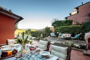 A garden outside Villa Chianti, your Secret 4 Bedrooms Retreat with View over the Vineyards in Marcialla