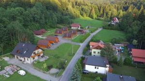una vista aerea di un villaggio con case e una strada di DOMKI CZYRNA SZCZYRK a Szczyrk
