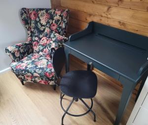 a blue desk and a chair in a room at DOMEK W TRZĘSACZU in Trzęsacz
