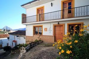 Casa bianca con balcone e fiori di Mi Joya a Montejaque