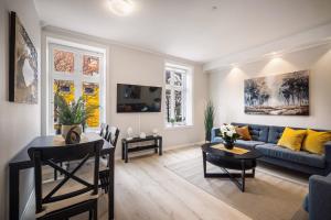 a living room with a blue couch and a table at Meltzers Apartments in Bergen