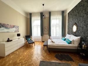ein Schlafzimmer mit einem Bett und einem Stuhl darin in der Unterkunft ORANGEHOMES Peaceful apartment next to Central Market Hall in Budapest