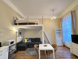 ein kleines Wohnzimmer mit einem Etagenbett in der Unterkunft ORANGEHOMES Peaceful apartment next to Central Market Hall in Budapest