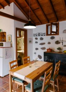 a kitchen with a table and chairs in a room at Casa Rural Los Chicos Hermigua in Hermigua