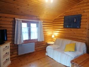 Camping écovillage Soleil du Pibeste的电视和/或娱乐中心