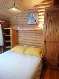 Camping écovillage Soleil du Pibeste客房内的一张或多张床位