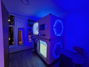 een kamer met een aquarium in een blauwe kamer bij Recharge Hostel in Rotterdam