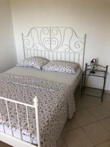 1 dormitorio con cama blanca y cabecero blanco en Fig&Lavender Apartment, en Šmarje