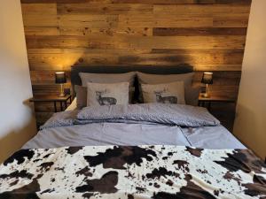מיטה או מיטות בחדר ב-Familienfreundliche großzügige Ferienwohnung Schlierachwelle zwischen Schliersee und Tegernsee