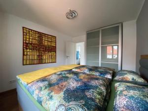 1 dormitorio con cama y vidriera en Charmante Ferienwohnung en Kaufbeuren