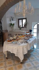 - une table avec un buffet de plats dans l'établissement PALAZZO ALESSANDRINI GUEST HOUSE, à Viterbe