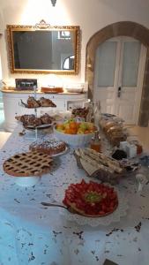 une table remplie de nourriture au-dessus d'une table dans l'établissement PALAZZO ALESSANDRINI GUEST HOUSE, à Viterbe