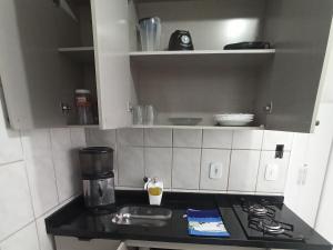 Kuchyňa alebo kuchynka v ubytovaní Apto com estacionamento, piscina e churrasqueira