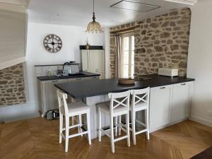 Kuchyňa alebo kuchynka v ubytovaní Appartement Centre Bourg de Carnac 6 pers