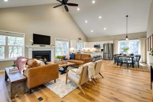 Μια τηλεόραση ή/και κέντρο ψυχαγωγίας στο Chic Wisconsin Retreat with Deck, Grill and Fire Pit!