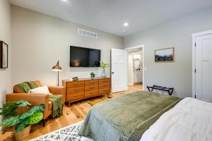 Μια τηλεόραση ή/και κέντρο ψυχαγωγίας στο Chic Wisconsin Retreat with Deck, Grill and Fire Pit!
