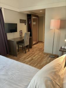 een hotelkamer met een bureau en een bed bij Thon Partner Hotel Kristiansand in Kristiansand