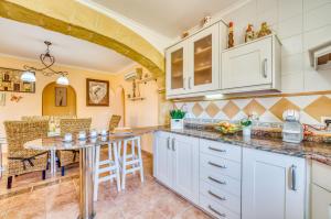Kuchyň nebo kuchyňský kout v ubytování Ideal Property Mallorca - Can Caragol Inca