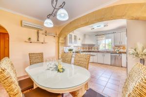 Kuchyň nebo kuchyňský kout v ubytování Ideal Property Mallorca - Can Caragol Inca