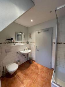 a bathroom with a toilet and a sink at Ferienwohnung - Schweriner Altstadt - FeWo 4 in Schwerin