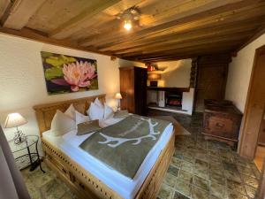 a bedroom with a large bed in a room at Alpen Suite Tegernsee - große Sonnenterasse und idyllischer Garten in Bad Wiessee