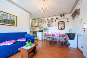 a living room with a blue couch and a table at La Casina di Franco in Piano di Mommio