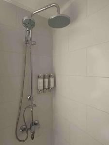 a shower with a shower head in a bathroom at Depto 1H 1B con Balcón, excelente conectividad in Santiago