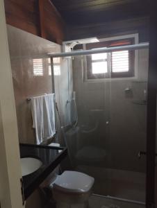y baño con ducha, aseo y lavamanos. en Pousada Rangel, en Santo Amaro