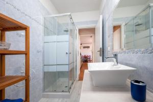 La salle de bains est pourvue d'un lavabo et d'une douche en verre. dans l'établissement La Casina di Franco, à Mommio