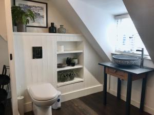 łazienka z toaletą i umywalką w obiekcie Stunning seaside cottage seconds from beach by Whitstable-Holidays, Fig Cottage w mieście Whitstable