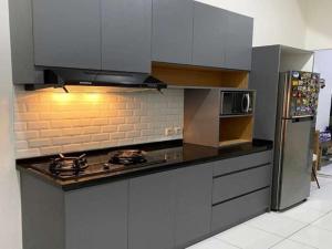 Klandasan Kecil的住宿－Borneo Bay City Apartment Balikpapan，厨房配有炉灶和冰箱。
