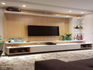 salon z telewizorem z płaskim ekranem na ścianie w obiekcie Borneo Bay City Apartment Balikpapan w mieście Klandasan Kecil