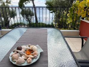 un plato de conchas marinas sobre una mesa en un patio en Seafront Loft - Akti Elia, en Nikiti