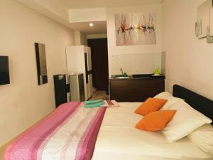 Un pat sau paturi într-o cameră la BORNEOBAY CITY Apartment near Balikpapan Plaza