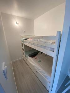 Двох'ярусне ліжко або двоярусні ліжка в номері La Garrigue, au milieu des pins maritimes...