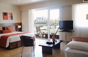 una camera d'albergo con due letti e una televisione di Palermo Suites Buenos Aires Apartments a Buenos Aires