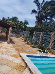 una piscina en un patio con una valla en Pousada Rangel, en Santo Amaro