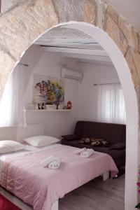 una camera da letto con un letto e un arco di Apartman KARLANA - centar Split a Spalato (Split)