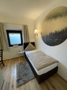 1 dormitorio con 1 cama y una gran pintura en la pared en Landgasthof zur Sonne, en Dilinga