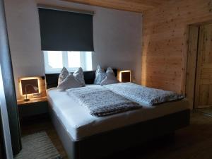 Łóżko lub łóżka w pokoju w obiekcie Gästehaus - Camping- Weinhof Radl